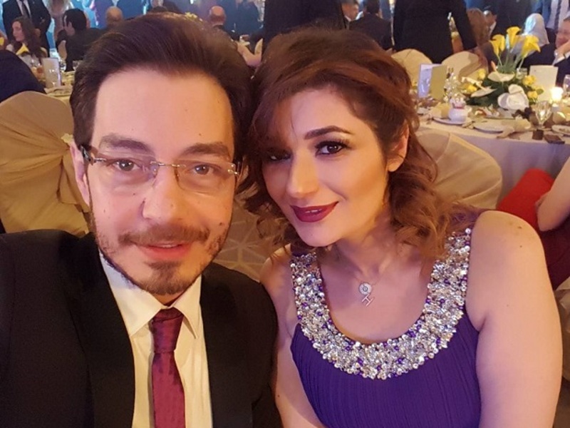 صورة أحمد زاهر وزوجته هدى في الرحاب المقدسة يؤديان العمرة